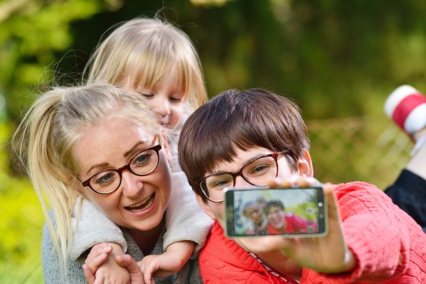 两个有孩子的年轻女人。图片下载