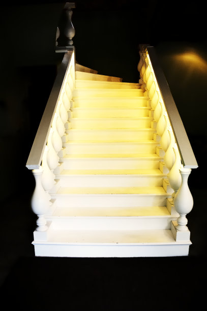 白色的楼梯图片下载