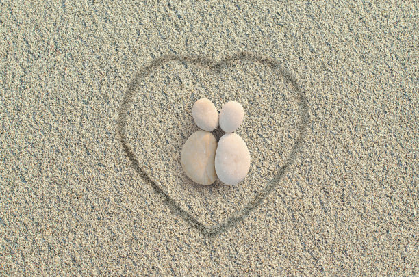 沙滩上的卵石塑造着情侣的形状图片下载