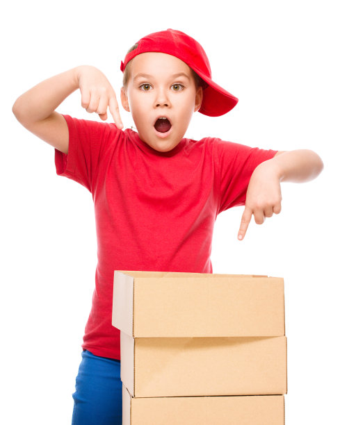 快乐的女孩拿着纸板箱图片下载