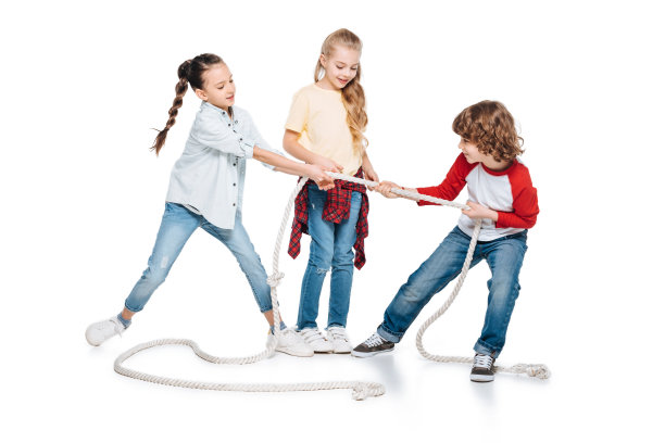 孩子们玩拔河比赛图片下载