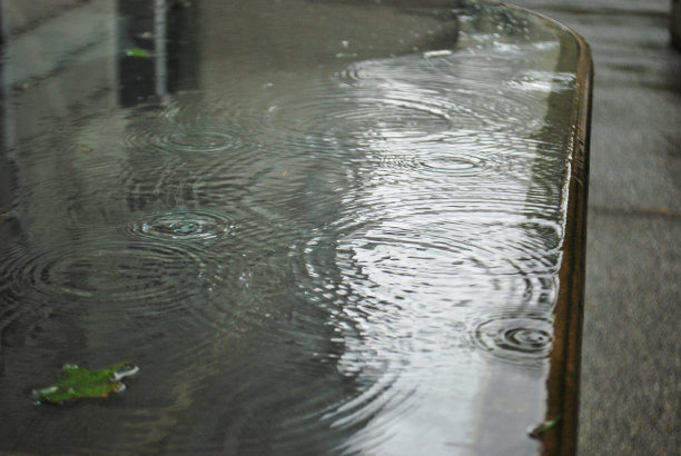 雨中的桌子图片下载