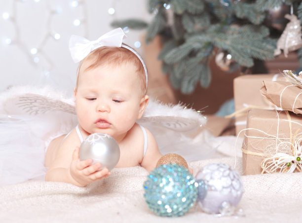 有圣诞装饰的小女孩图片下载