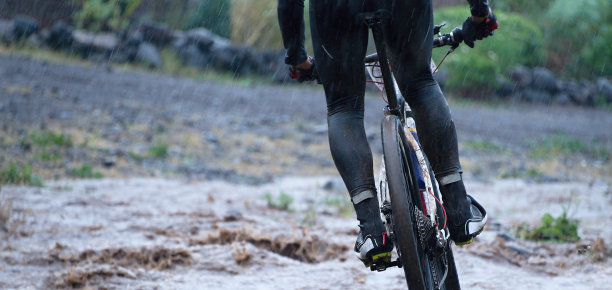 山地车在雨中行驶图片下载