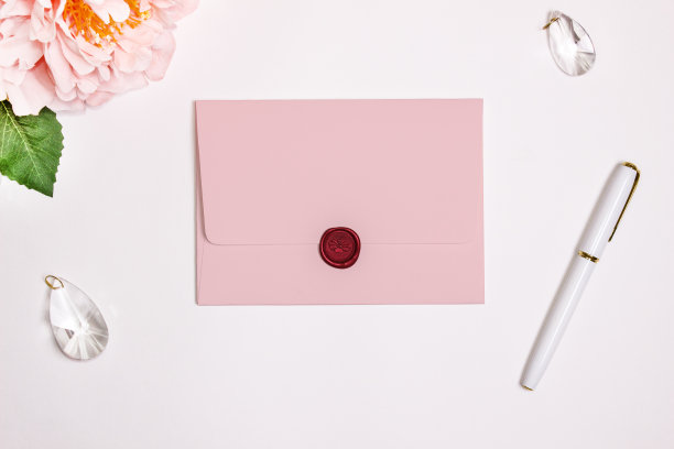 粉色的矩形翻盖信封，Mockup。蜡印、笔、花、婚饰。图片下载