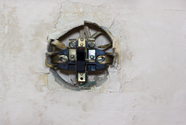 墙上的旧电器开关图片下载