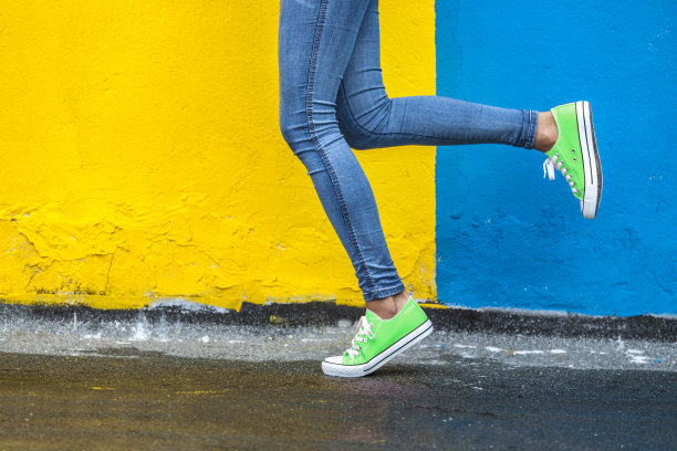 穿着绿色运动鞋的女人图片下载