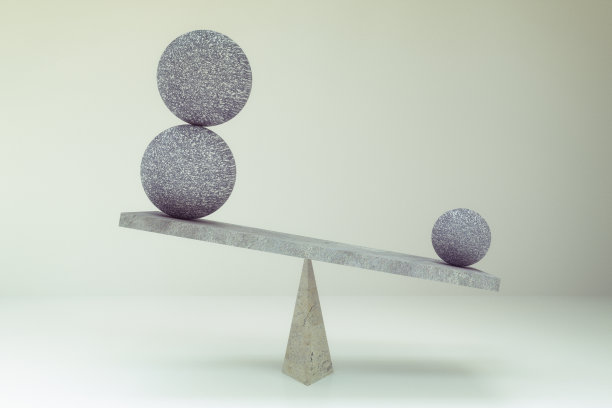 抽象几何球在平衡板上图片下载