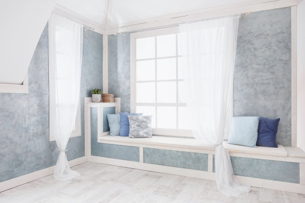 明亮的室内，带窗帘的窗户图片下载