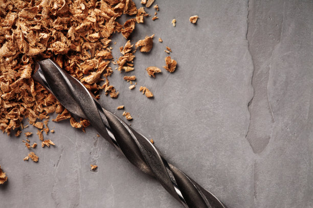 在工作场所的黑色石头上钻孔图片下载