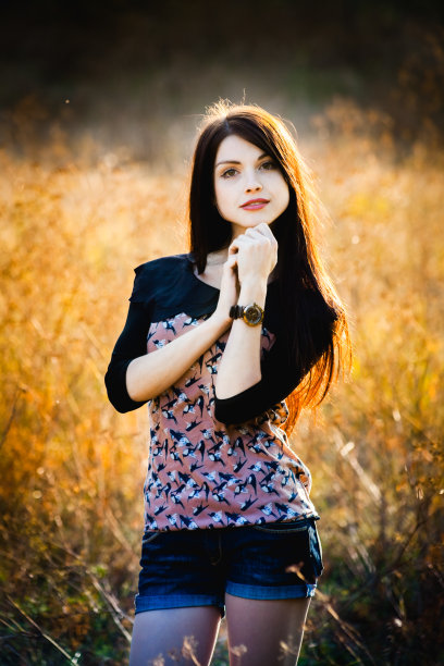 田野里的女孩图片下载