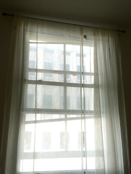 大窗户上的窗帘图片下载