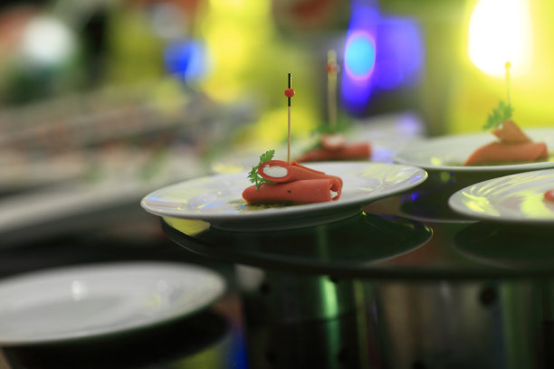 装有香肠的盘子图片下载