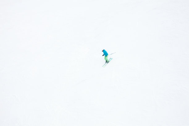 在下坡滑雪图片下载