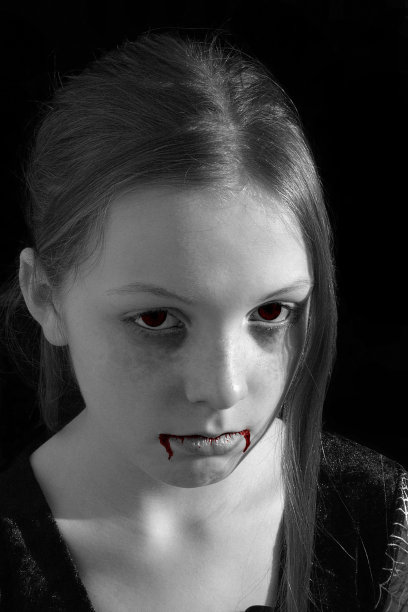 红眼睛的吸血鬼女孩图片下载