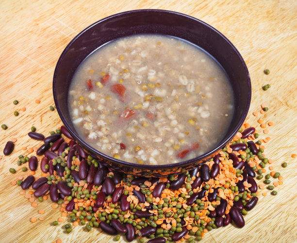 一碗浓汤和一盘豆子混合素材图片