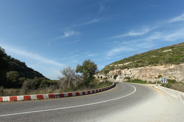 弯路伴蓝天图片下载