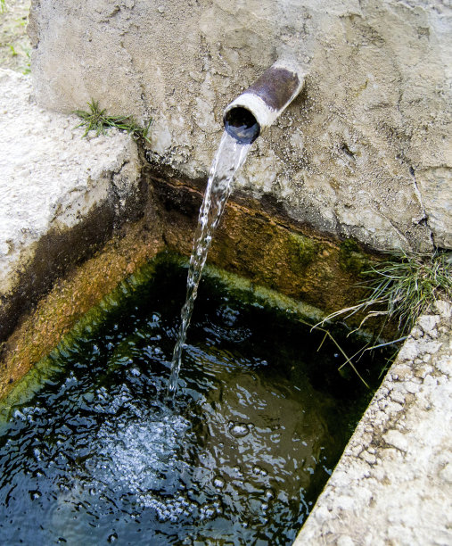 古老的村庄喷泉，自然水和流动的喷泉图片图片下载