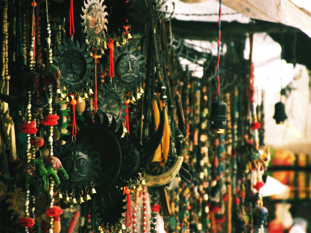 手工艺品在街道上图片下载