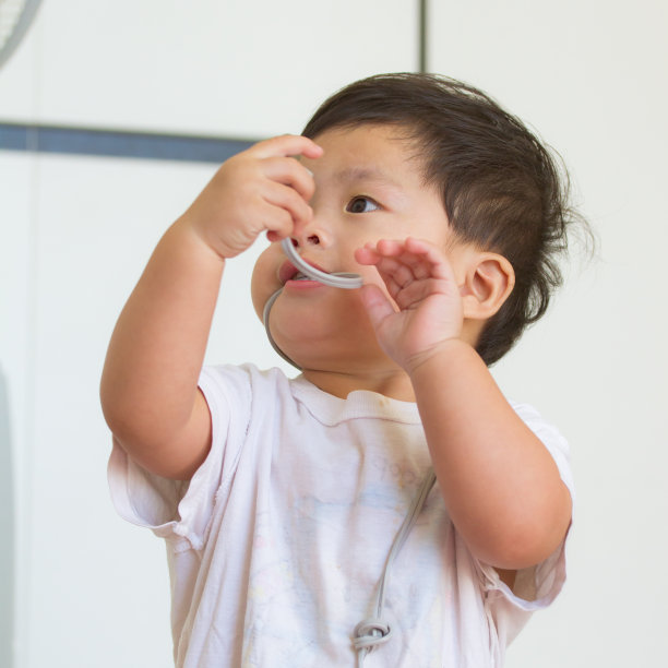 孩子们被咬电缆玩的照片。图片下载