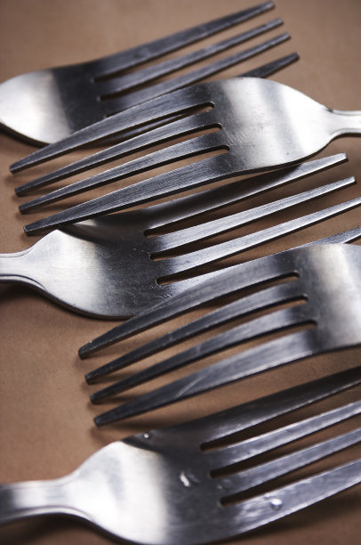 叉子在牛皮纸背景上图片下载