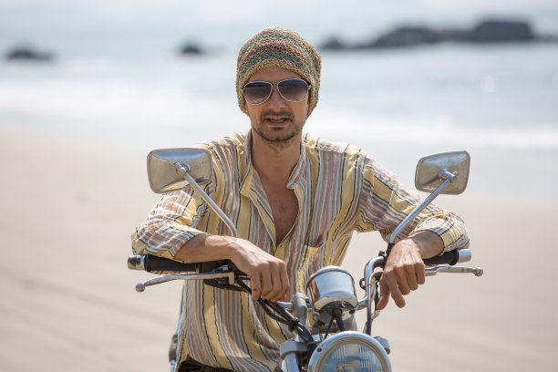 骑摩托车的男人图片下载