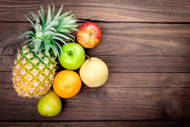 背景木上的水果图片下载