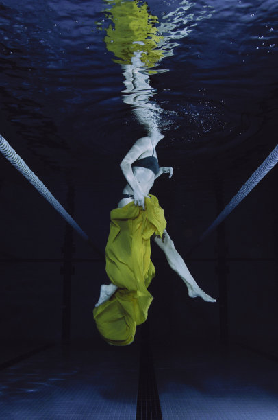 概念上的水下时尚图片下载