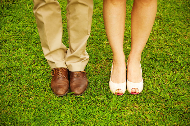 新娘和新郎的鞋子特写图片下载