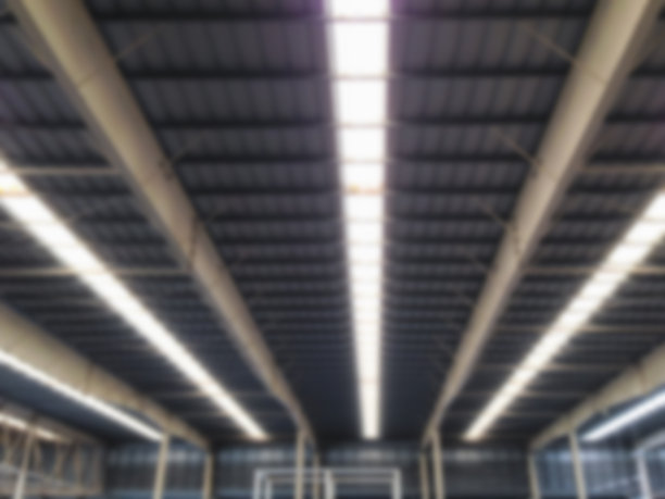 抽象模糊:工厂内部的金属板和透明屋顶图片下载