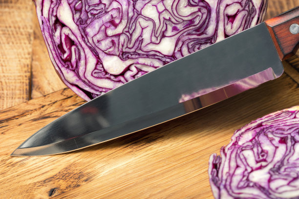 用菜刀把紫甘蓝切成两半素材图片