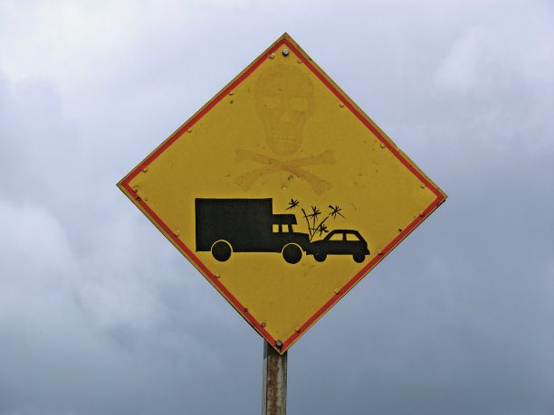 警告牌，卡车和汽车事故。图片下载