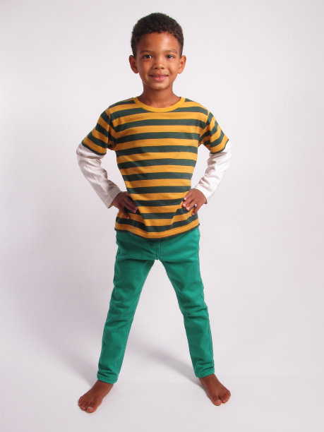 微笑的男孩。图片下载