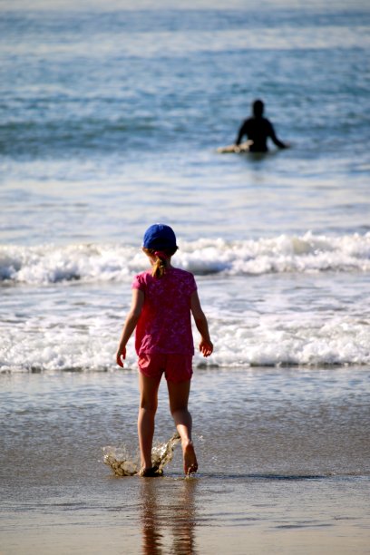 穿粉红色衣服的女孩走进了大海图片下载
