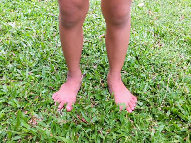 孩子的脚不要穿鞋图片下载