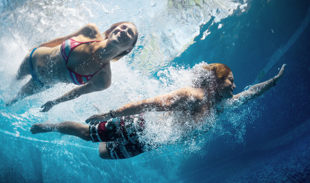 泳池里的情侣图片下载