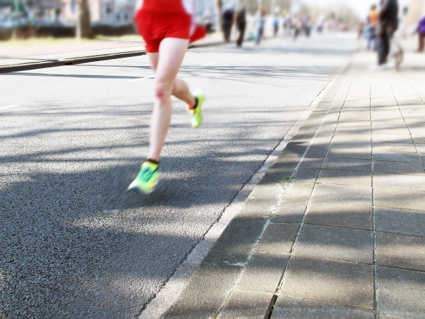 奔跑在路上图片下载