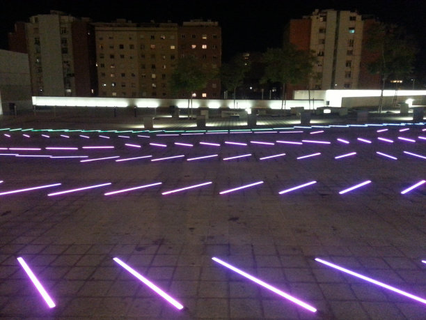 地板上五颜六色的灯光图片下载