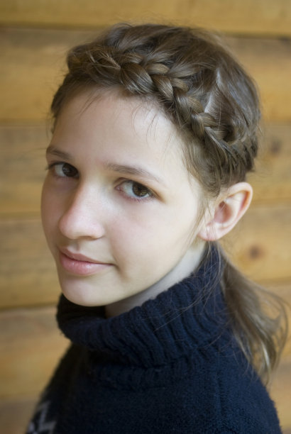 梳着辫子的少女图片下载