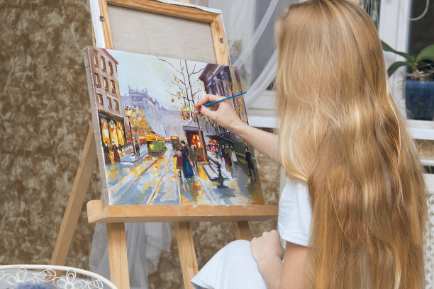 微笑着戴着眼镜的年轻女子图片下载