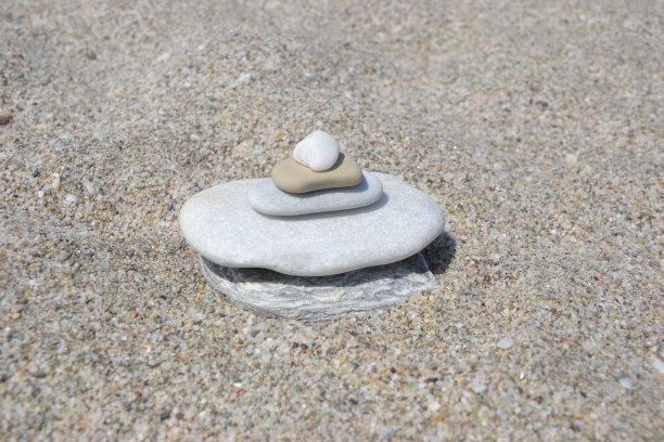 海滩上的一堆石头图片下载