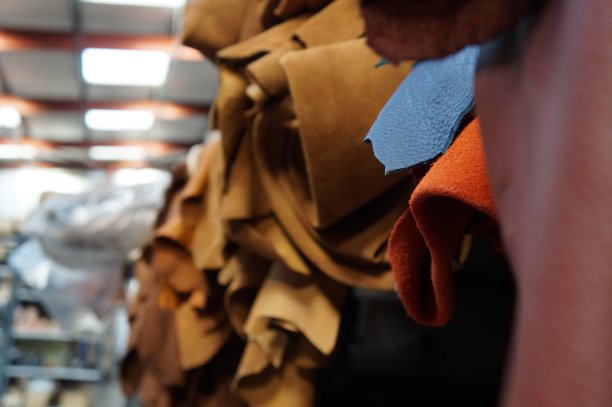 仿麂皮挂在架子上图片下载