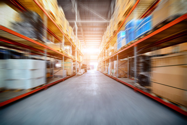 有各种盒子和容器的长架子素材图片