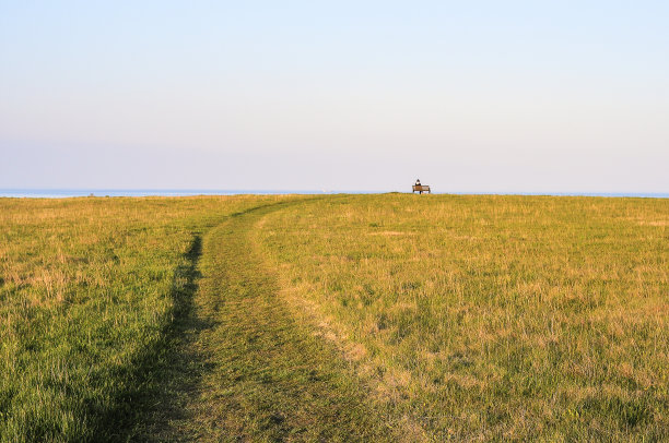 在地平线上有一条修过的小路和一条长凳图片下载