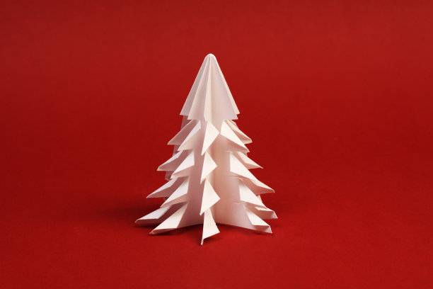 红色背景上的白纸树图片下载