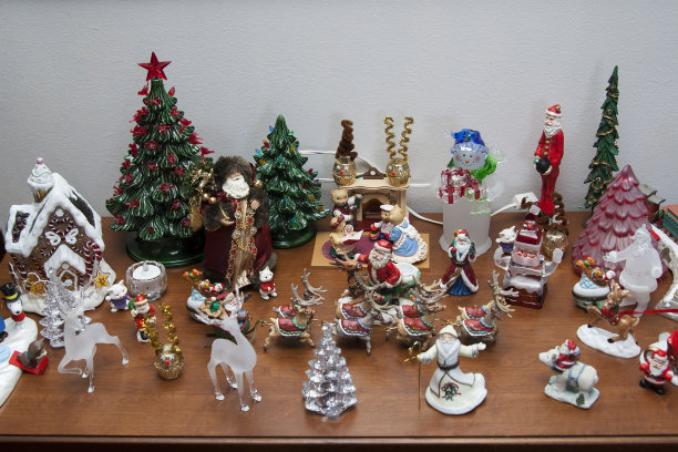 圣诞老人雕像可真多啊图片下载