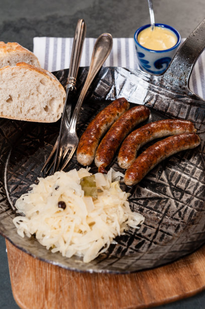 4个烤的纽伦堡香肠/香肠配德国泡菜图片下载
