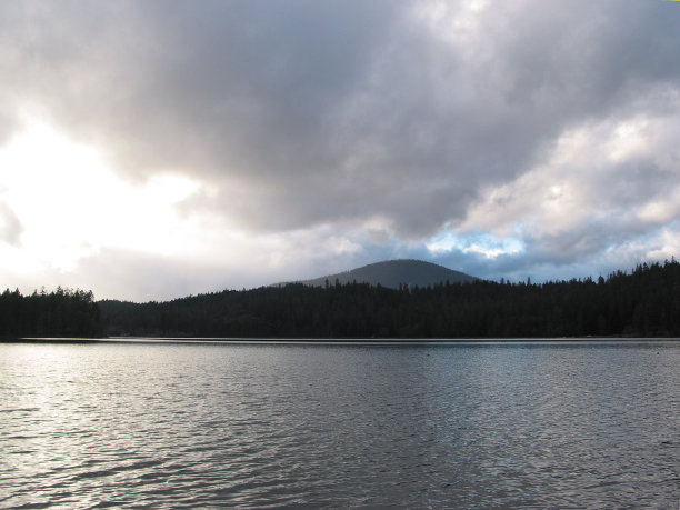 山上的云，湖上的云图片下载