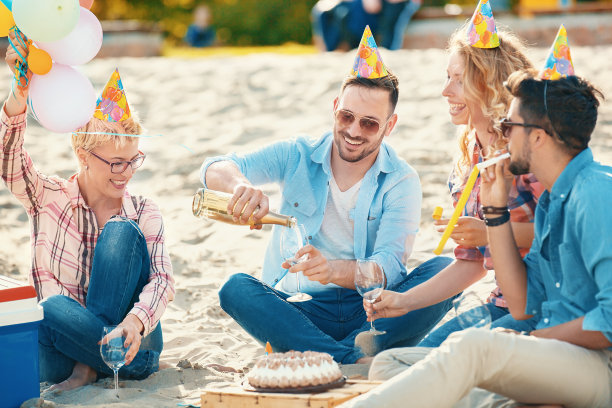一群朋友庆祝生日图片下载