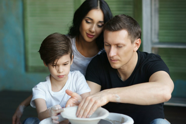 家庭工作在陶工轮图片下载